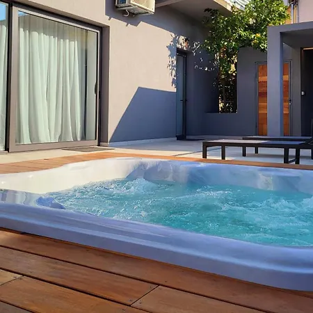 Apartment Firefly Luxury With Private Whirlpool